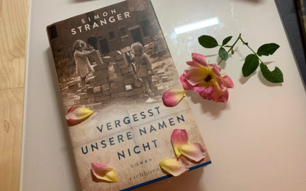 "Vergesst unsere Namen nicht" Simon Stranger (Rezension) | SCHREIBBLOGG 2026 Vergesst unsere Namen nicht Simon Stranger