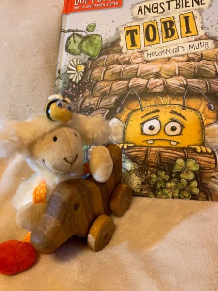„Angstbiene Tobi“ Jacqueline und Daniel Kauer (Rezension) | SCHREIBBLOGG 2026 angstbiene tobi titelbild