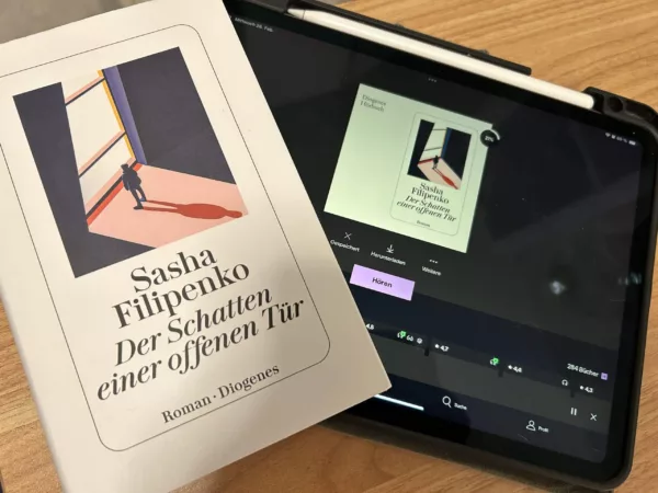 „Der Schatten einer offenen Tür“ Sasha Filipenko | SCHREIBBLOGG 2025 Der Schatten einer offenen Tür / Hörbuch / Buch /Sasha Filipenko / Rezension