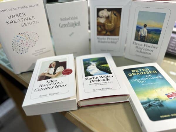 Frankfurter Buchmesse 2026 Elena Fischer "Wirf einen Schatten". Mario Petuzzi "Winterschlaf". Peter Grainger "Ein unglücklicher Tod" Bernhard Schlink "Gerechtigkeit". Alice Horácková "Geteiles Haus", Martin Walker "Bredouille". Mario de la Piedra Walter "Unser kreatives Gehirn".